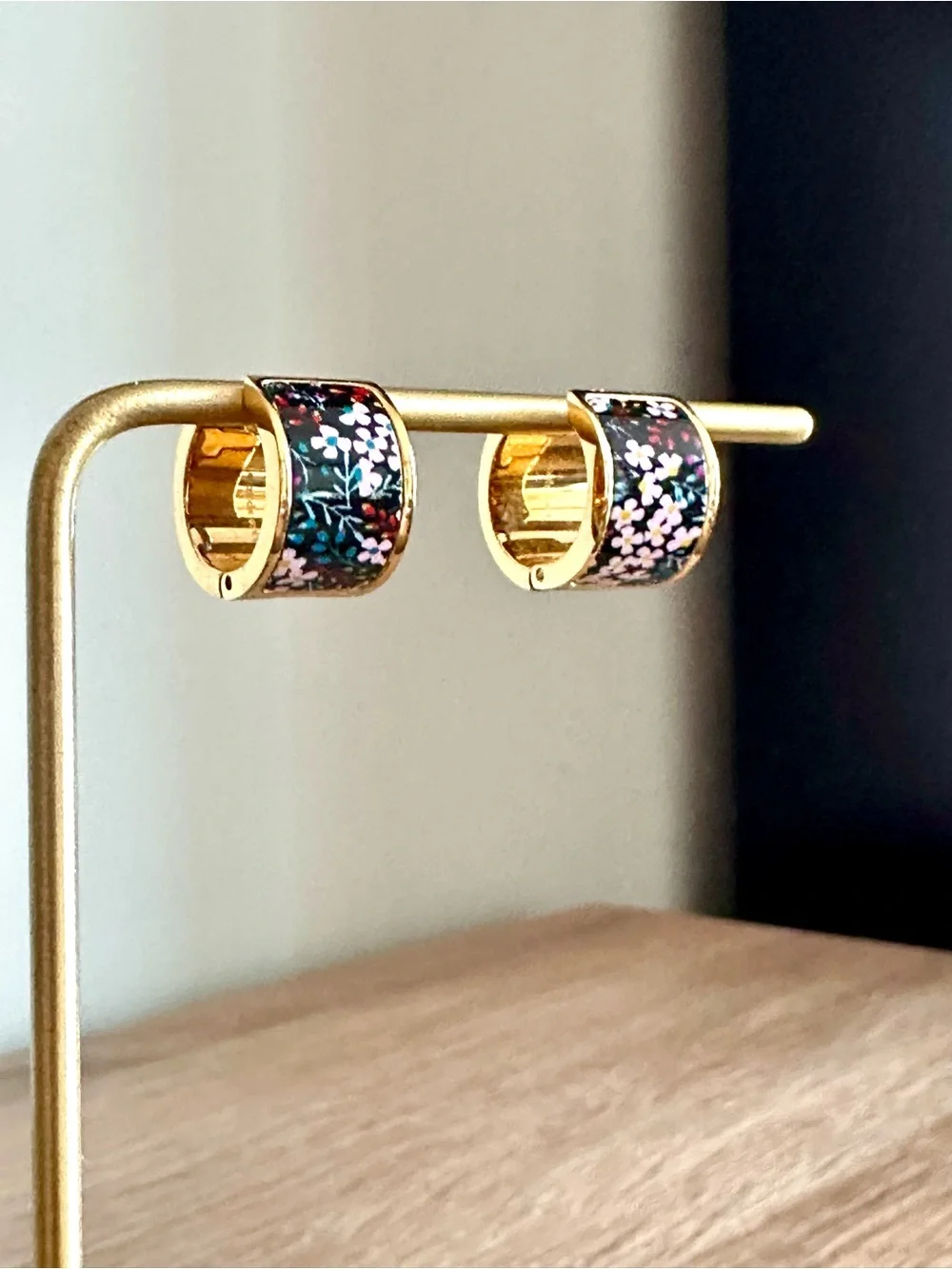 Kate Spade Flower Huggie Hoop Earrings Gold Tone Floral Enamel Black Pink